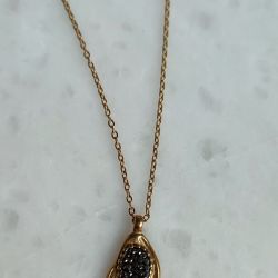 https://rosart.gr/product/strass-b-necklace/