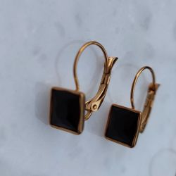 https://rosart.gr/product/black-earrings/