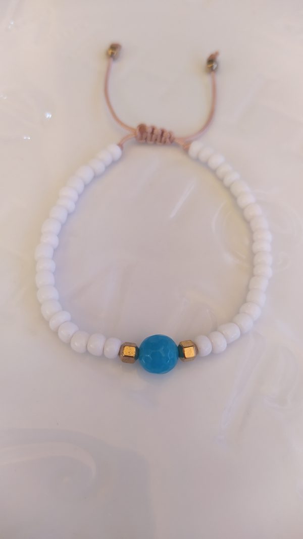White beads bn